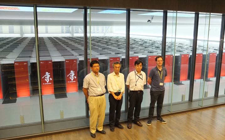 「時間並列計算法」のミニセミナー開催・講師「京」の見学時の様子<br />ユーリッヒ・スーパーコンピューティングセンターのロバート・シュペック博士（右端）