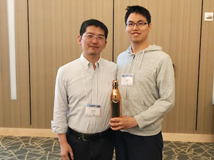 
Gold Winner Zhang (right) and Imamura team leader of AICS, the executive committee of this school